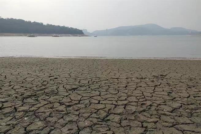 台湾第一大湖没水了,竟然挖出了这些东西_日月潭