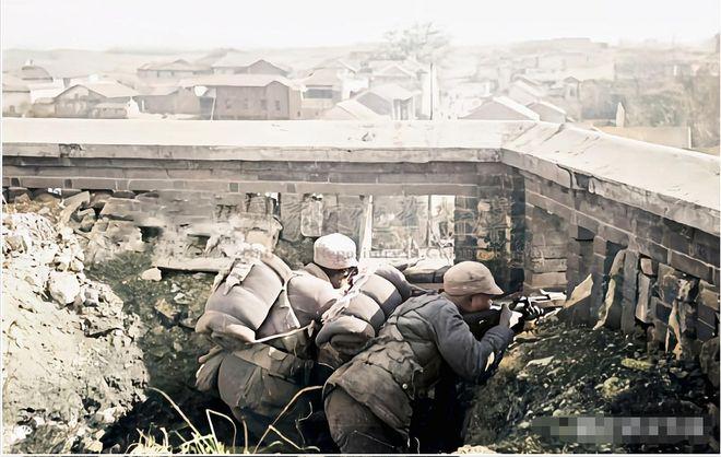 第三次长沙会战跟鬼子打巷战的中国军人在墙后隐蔽向日军射击