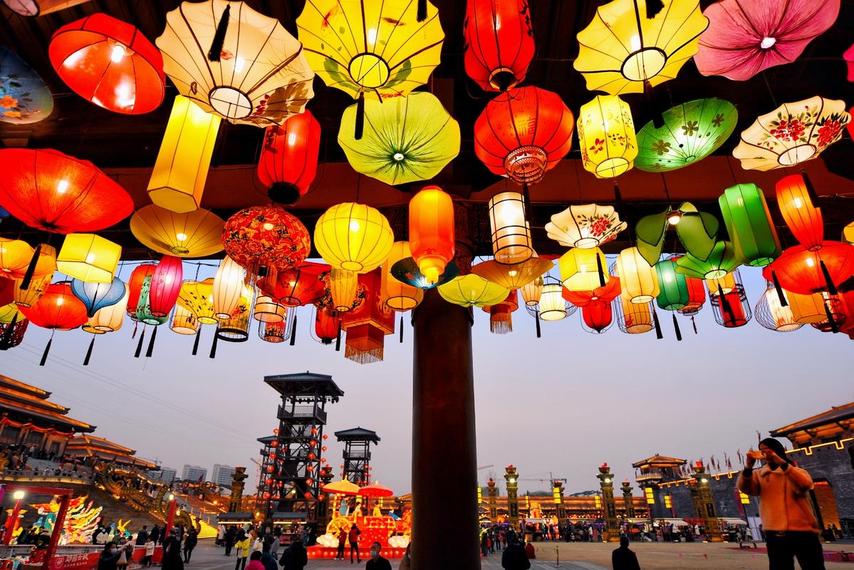 为庆祝元宵节,郯国古城景区点亮了"五彩花灯",近百种彩灯流光溢彩