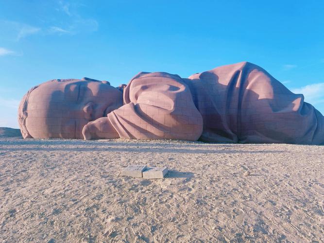 1 雕塑《大地之子》位于甘肃敦煌市瓜州县红山坡戈壁滩上,雕塑主体为