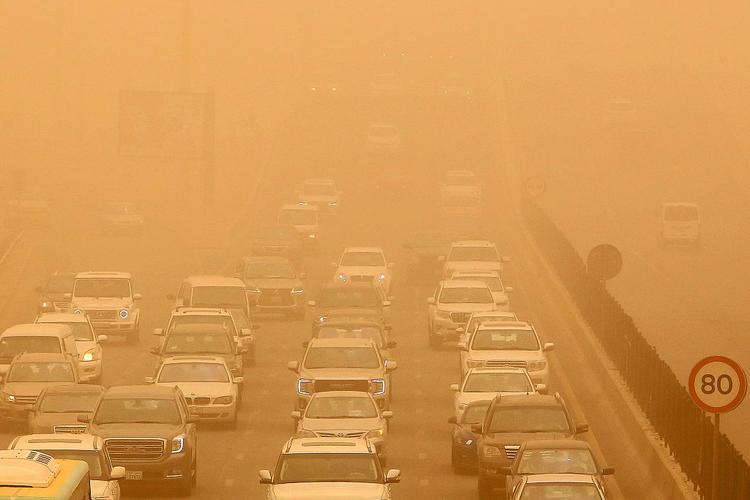 科威特城遭遇沙尘暴 城市一片混沌