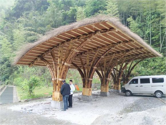 用竹子打造的个性停车竹廊 竹棚停车位 您见过么?