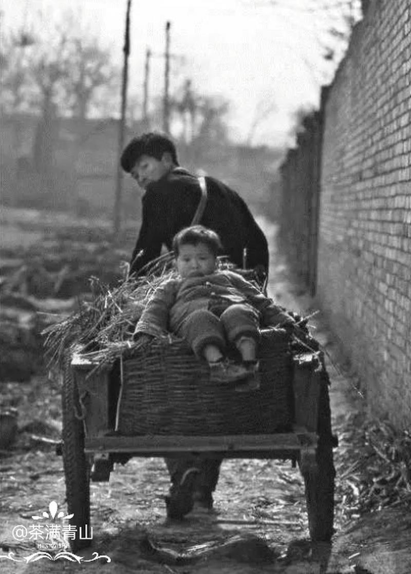 上世纪七十年代的农村老照片:遥远的记忆 图一:小孩吓得不敢出声,父亲
