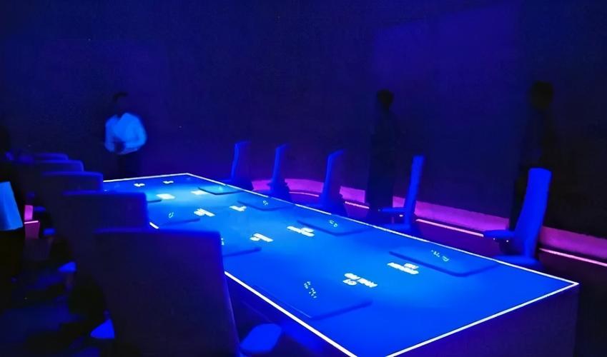 在上海开设了全世界第一个感官餐厅——ultraviolet(紫外线)