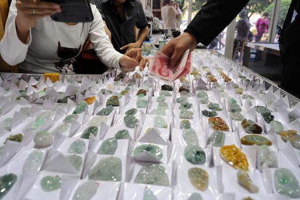 南阳玉是中国的一种文化瑰宝,是河南省南阳市的特有宝石原料,由于质地