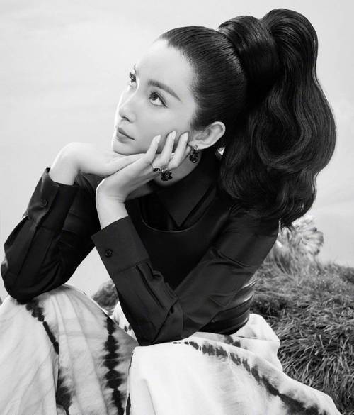 10月8日,李冰冰为某杂志拍摄的一组封面大片在网上曝光,照片中的她梳