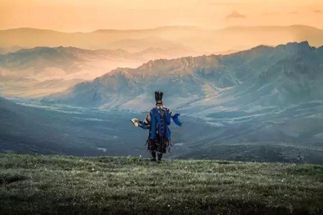 摄影师镜头下的蒙古人背影,如此宽广壮丽