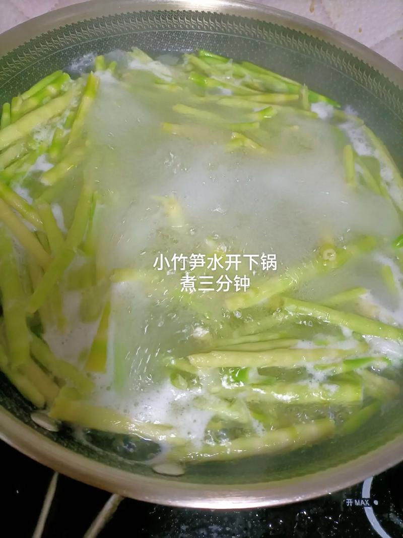 阿婆拔了两斤新鲜竹笋,做了个我们江西人最爱吃的,腌竹笋下饭菜 - 抖