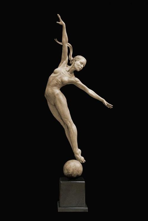视觉捕捉人体铜像雕塑的诗意之美,找到女性胴体温柔的张力与平衡感