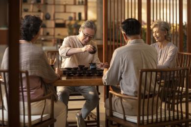 老人们聚在茶馆喝茶聊天