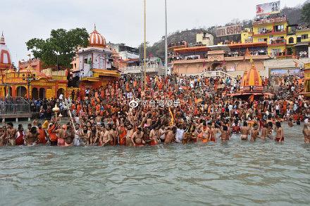 印度在养蛊吗印度百万民众恒河中洗圣浴