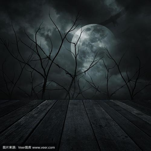 旧木桌上的死树,月亮,鸟和阴森森的天空,万圣节的背景