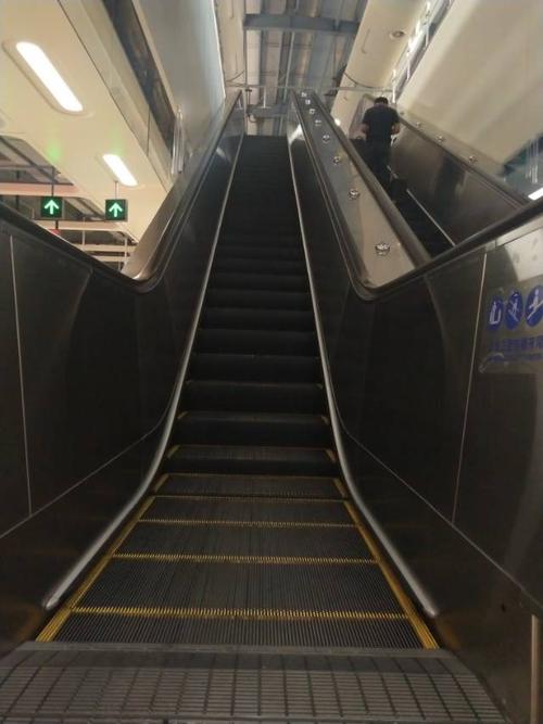 地铁11号线塘尾站样板梯