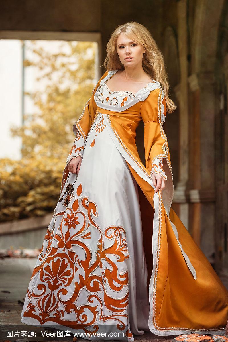 穿着中世纪服装的女人