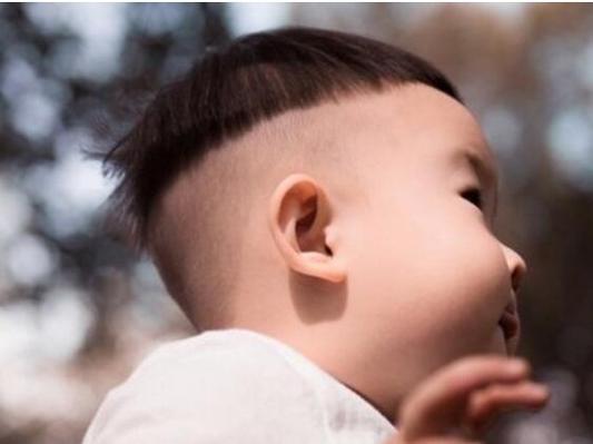 肤色特别白的呆萌小男孩,他选择的小男童锅盖头发型是齐刘海式的,后面