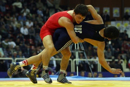图文保加利亚欧洲摔跤锦标赛抱摔放倒对手