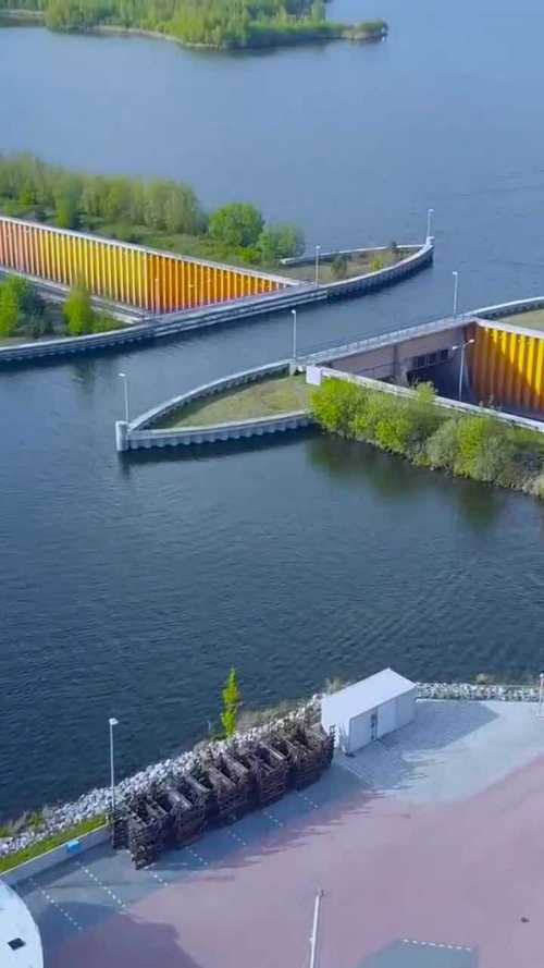 荷兰费吕沃湖桥据说好像是工程师把图纸看反了