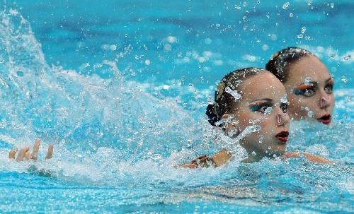 图文:花样游泳双人项目决赛 两位俄罗斯美少女