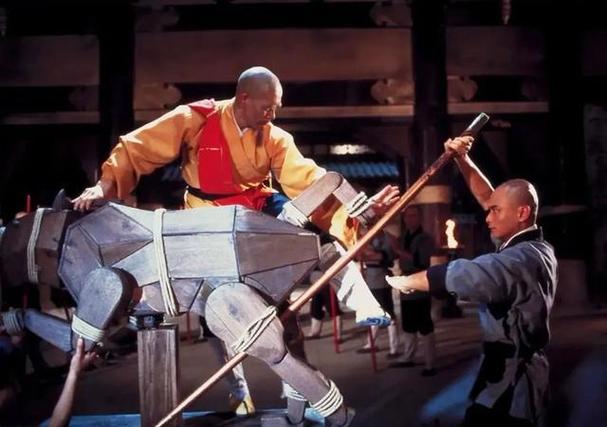 在武术方面则展示了北派武术中的五郎八卦棍棍法之神妙,片中杨五郎从