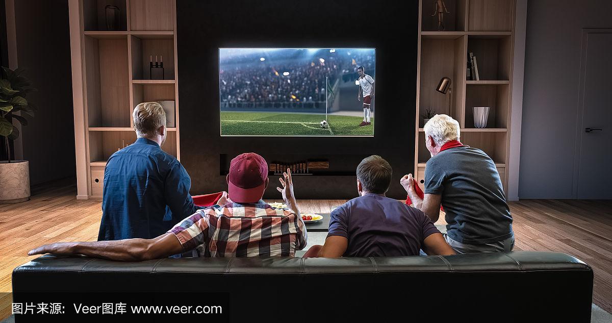 一群球迷正坐在客厅的沙发上观看电视上的足球时刻,庆祝进球.