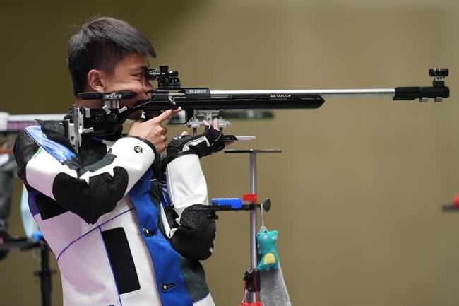 资料图:2021年8月2日,中国选手张常鸿在东京奥运会射击男子50米步枪三