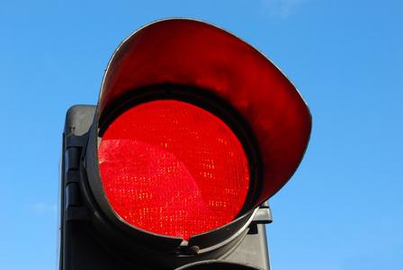 (十字路口的交通)红灯 (车辆等的)尾灯  口>(旧时以红灯作为标志的)