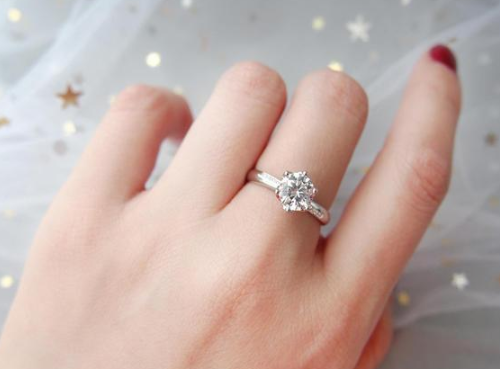 女的结婚戒指戴哪只手女生戴戒指左右手区别有哪些