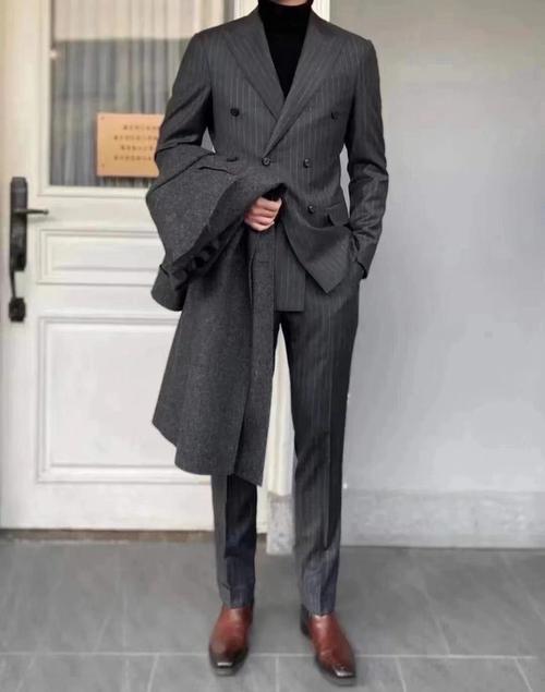 灰色竖条纹西装,无疑是男士的时尚武器,7815增添成熟魅力的同时