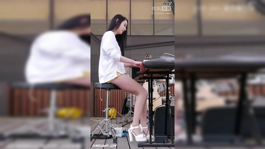 韩国美女鼓手雅妍短裙街头打鼓