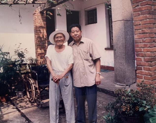 刘宏泉与葛振林(左)作为军人的后代,葛长生及二弟,四