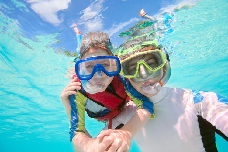 父亲和儿子在一起浮潜的水下肖像游泳教练亲子游泳