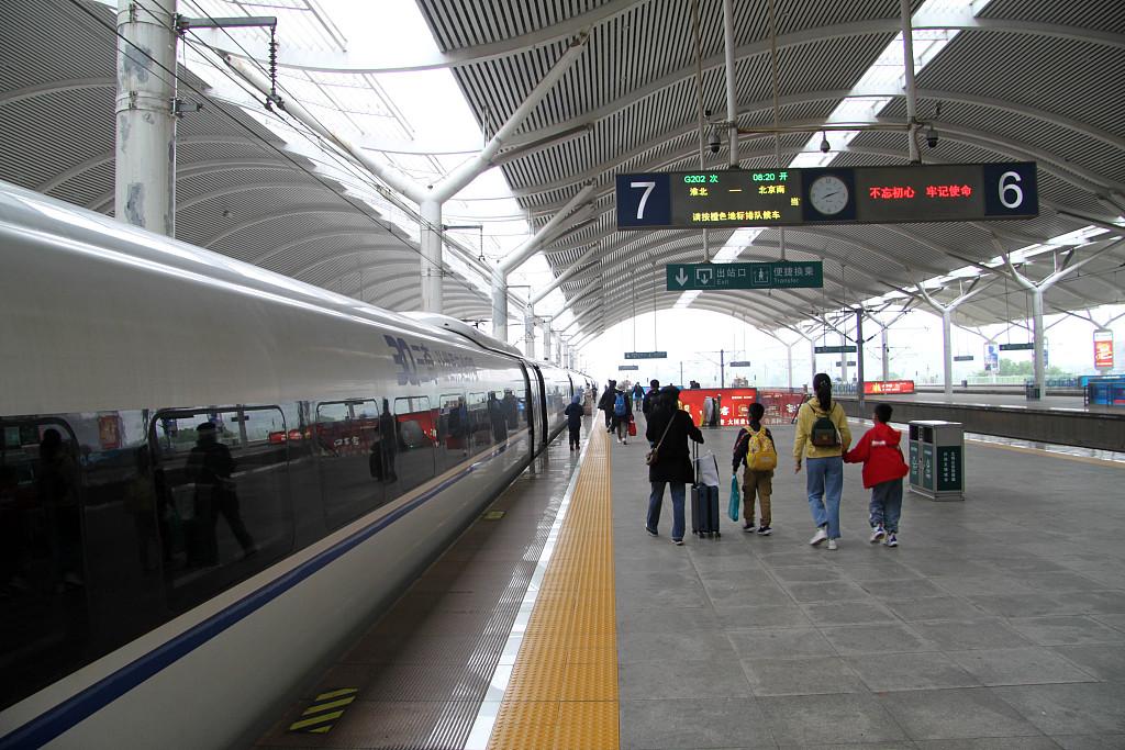 2021年5月4日,乘客在京沪高铁江苏徐州东站准备乘坐高铁动车组列车.