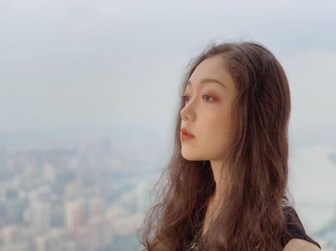 2019年《中国好声音》火热开唱,希林娜依作为一名小师姐,对新学员当然