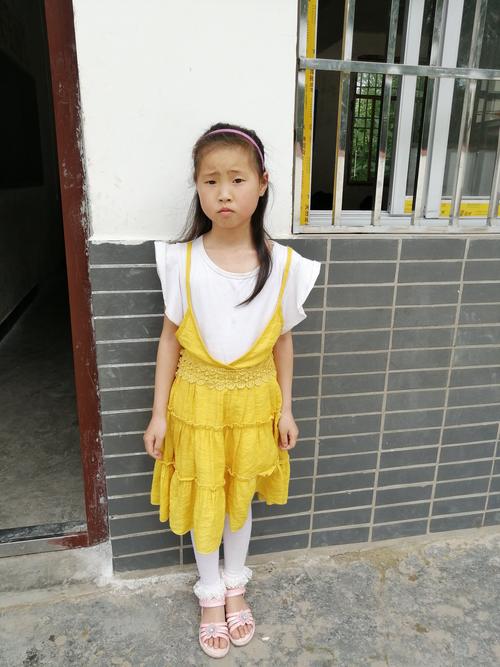 这是一位来自宣汉县老君乡垭豁村的女孩,覃维妮,今年10岁, 现