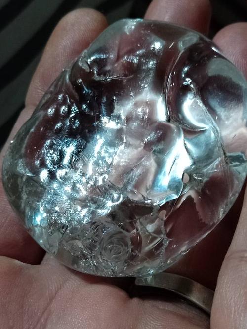 请问这像玻璃一样透的是什么石头,有能看懂的朋友们吗?