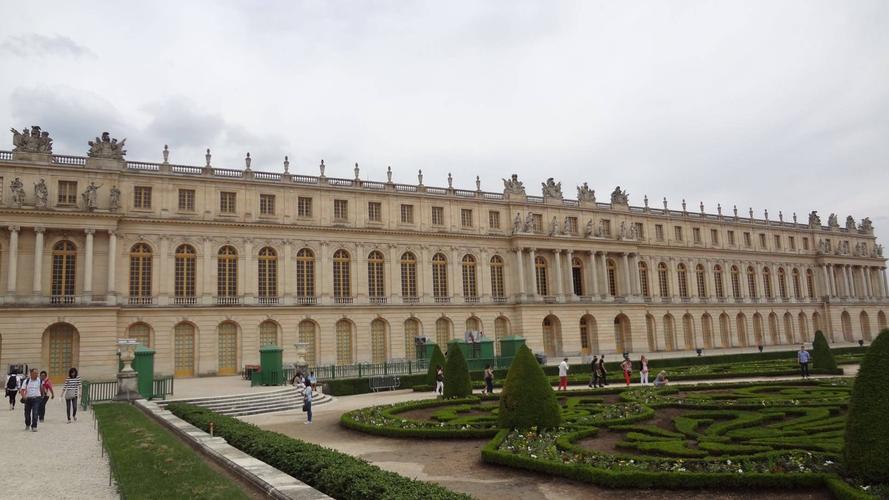 凡尔赛宫为法国著名的波旁王朝宫殿,富丽堂皇.