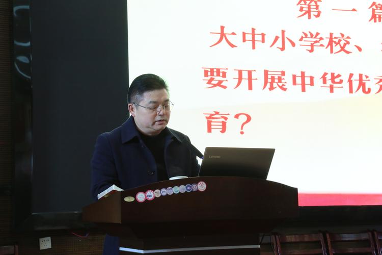 沅江市第一中学校长刘坤龙在主持报告会.