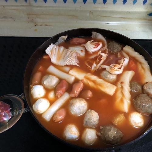 韩式小火锅,简单快捷味道鲜美[微笑] 原料:各种肉丸子,韩式辣酱,西