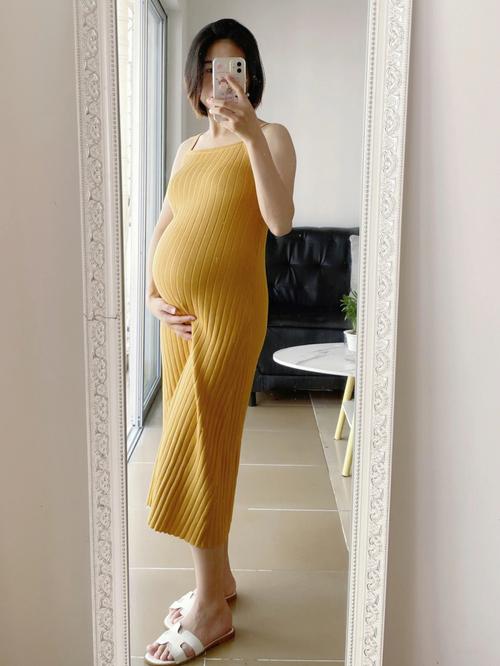 今天28周啦 进入孕晚期肚子越来越大咯吊带裙很能凹造型呀可以穿这