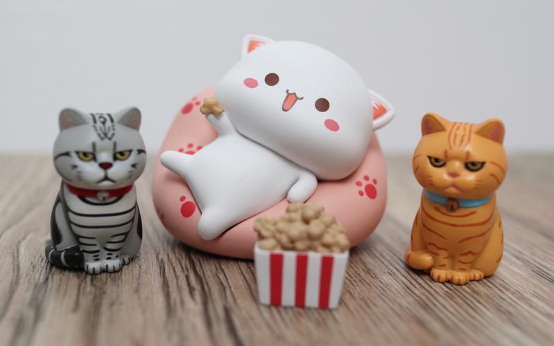 【猫猫开箱】爱钻纸袋的小猫扭蛋 & 再拆一个蜜桃猫盲盒