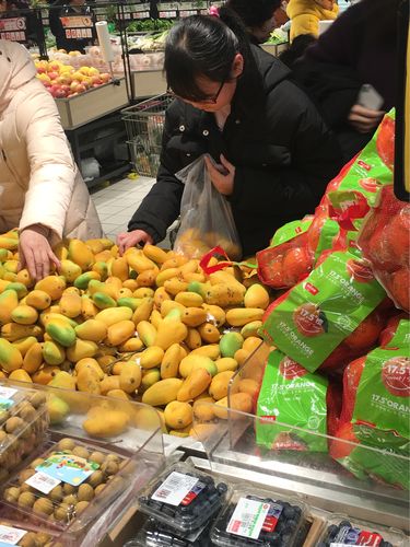 今天陪爸爸妈妈一起逛超市买年货,我自告奋勇挑水果,因为芒果是我的最