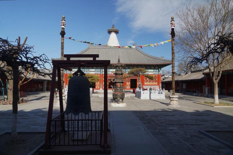 700多年的妙应寺坐落于西城区阜成门内大街,因院内白塔又得名白塔寺