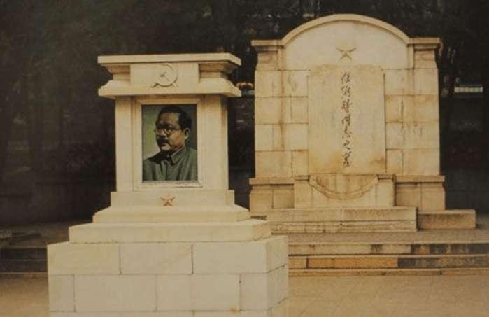 八宝山公墓最大的墓既不是朱老总的也不是彭老总的而是他的