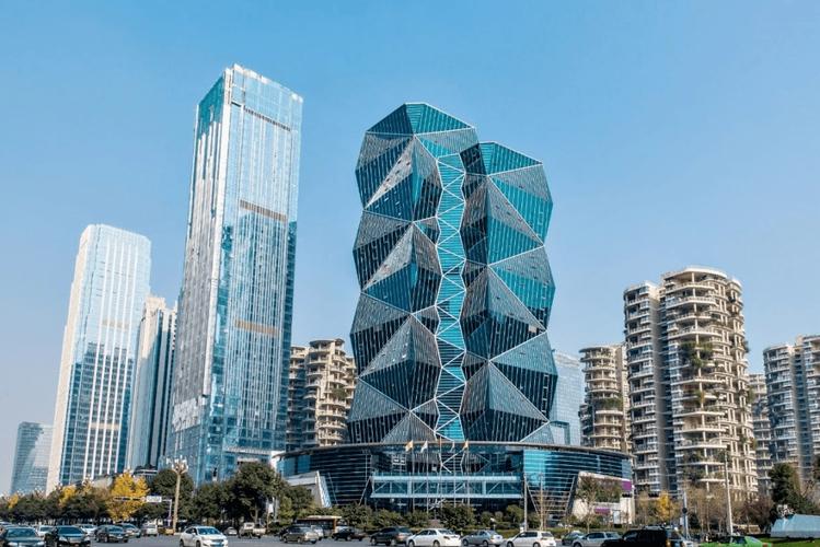 图据视觉中国成达大厦是成都第一座外立面不规则的建筑奇特的外形让人
