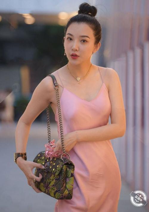时尚街拍来自合肥市的美女合肥美女粉色长裙更增添几分好看