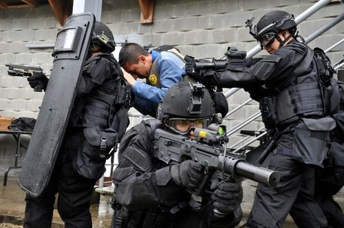 哥伦比亚特警反恐分队武器精良战术专业图