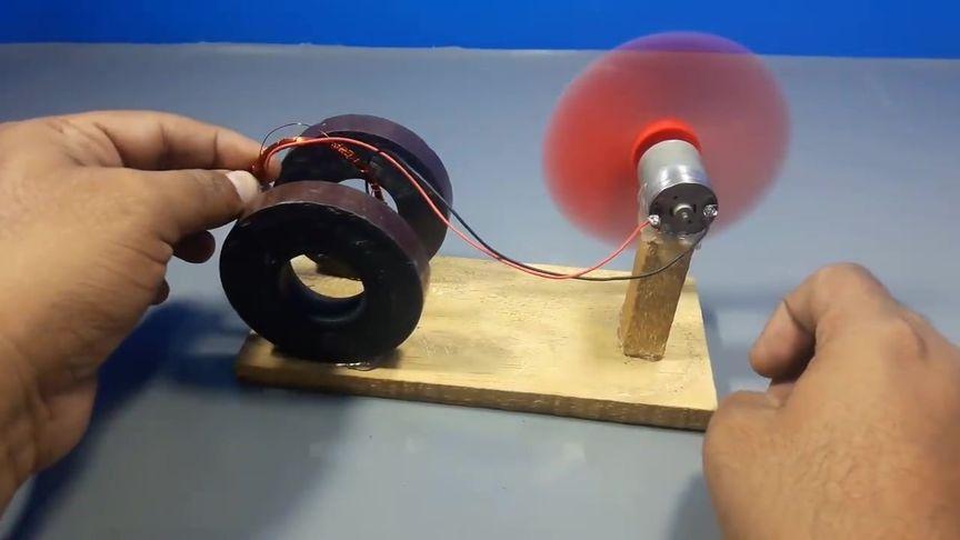 两块磁铁一个线圈就能造一个持续输出的发电机?