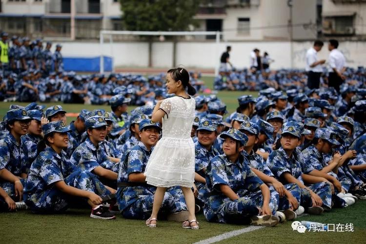 丹江口市一中2018级新生国防教育军事集中训练营闭营视频图片分享