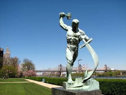 这座青铜雕像是由叶夫根尼·武切季奇制作的,雕塑中的男子一手拿着
