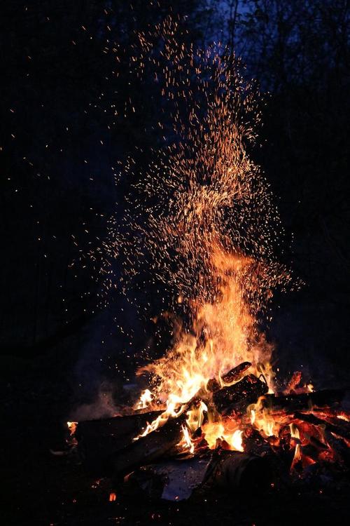 夜间篝火,夜间,森林,科斯特,火焰,火花,发烧,火灾摄影图